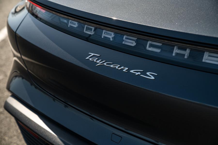 Логотип Porsche Taycan 4S 2020 года  (NA) (фото 27 из 29)